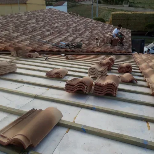 construccion de tejado de tejas en istan
